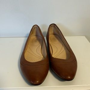 Clarks Loriann Jeni leather flats, tan in colour, size 8US